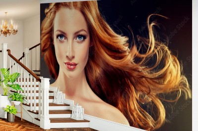 Fototapeta Piękny model z długimi kręconymi rudymi włosami