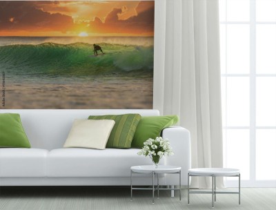 Fototapeta Surfer na tle zachodzącego słońca nad oceanem