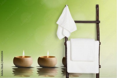 Fototapeta Koncepcja spa  Trzy świeczki na zielonym tle