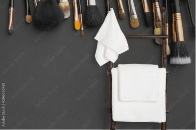 Fototapeta Ramka widoku z góry z pędzlami do makijażu i czarnym tłem