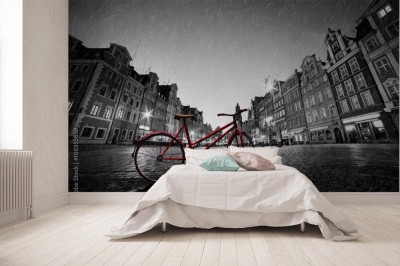 Fototapeta Rocznika czerwony rower na brukowym historycznym starym miasteczku w deszczu  Wrocław, Polska 