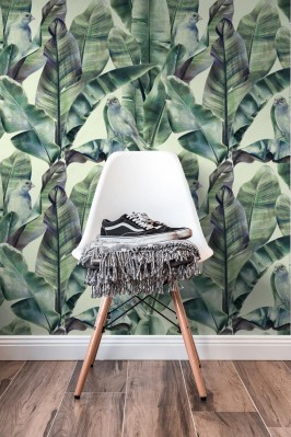 Tapeta Wzór z liści bananów i egzotycznych ptaków na delikatnym beżowym tle