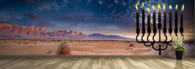 Fototapeta Kolorowy zmierzch w pustynnym terenie Środkowy Wschód i menorah z płonącymi świeczkami na przedpolu