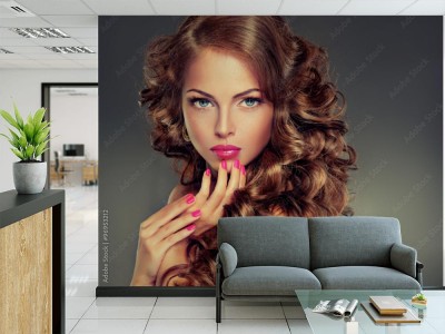 Fototapeta Piękna modelka o długich, kręconych włosach