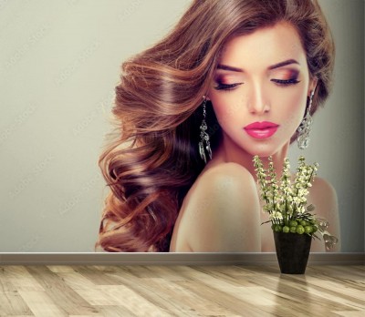 Fototapeta Piękna modelka z długimi kręconymi włosami i biżuterią