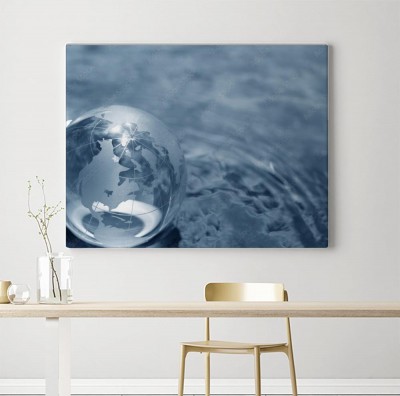 Obraz na płótnie szklana kula ziemska na wodzie