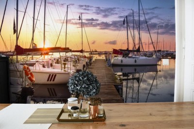 Fototapeta Łodzie dokujące w marinie nad jeziorem Niegocin podczas wschodu słońca