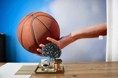 Fototapeta Mężczyzna trzyma piłkę do kosza