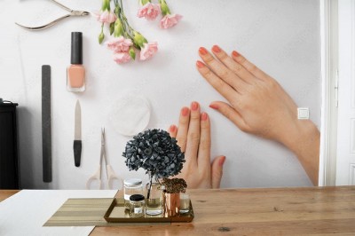 Fototapeta Kobiece ręce i salon spa