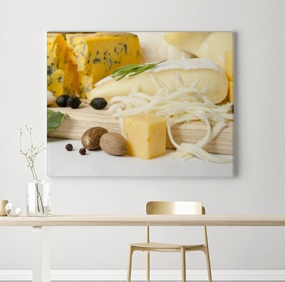 Obrazy do salonu Różne rodzaje sera z przyprawami na desce