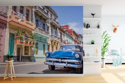 Fototapeta Klasyczne amerykańskie auto na tle pięknej uliczki na Kubie