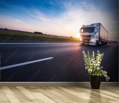 Fototapeta Załadowana europejska ciężarówka na autostradzie o zmierzchu