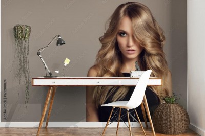 Fototapeta Blond kobieta i długie kręcone piękne włosy