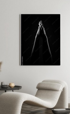 Obraz na płótnie Połączone dłonie w powietrzu, czarno-biały obraz o wysokim kontraście