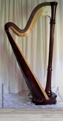 Fototapeta Koncertowa harfa na pedałach z białymi zasłonami