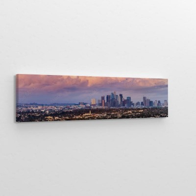Obraz na płótnie Panoramiczny widok na panoramę centrum Los Angeles o zachodzie słońca, kolorowe chmury burzowe pokrywające niebo; Kalifornia