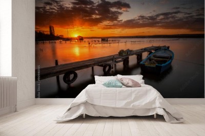 Fototapeta Samotna łódź o zachodzie słońca