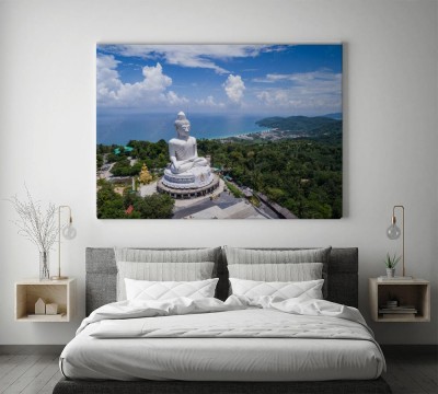 biala-buddha-statua-na-gorze-gory-z-niebieskim-niebem-w-phuket