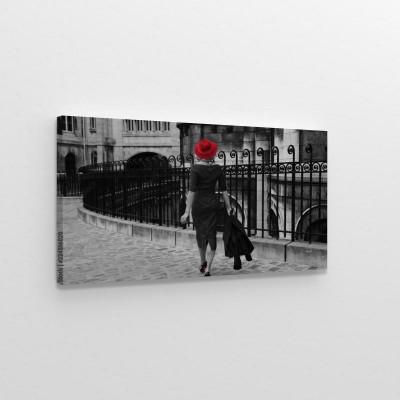 czarno-biale-zdjecie-mlodej-kobiety-podczas-spaceru-z-izolowanym-czerwonym-kolorem