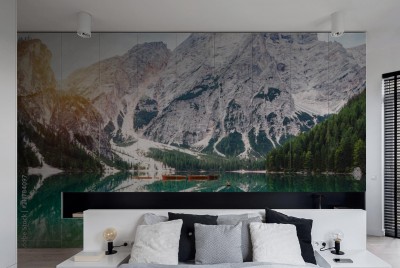 Naklejka na szafę Jezioro Braies z zachodem słońca i widokiem na góry