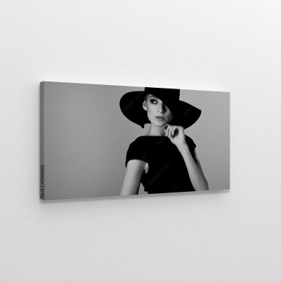 portret-eleganckiej-kobiety-w-czarno-bialym-kapeluszu