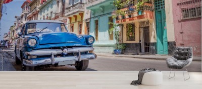 Fototapeta Klasyczny amerykański samochód w kolorowej Hawańskiej uliczce na Kubie