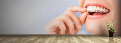 Fototapeta Piękny uśmiech i białe zęby młodej kobiety