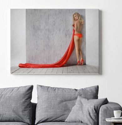 Obraz na płótnie Seksowna blondynka w jaskrawoczerwonych szortach