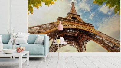 Fototapeta Wieża Eiffla osnuta w złote promienie światła 