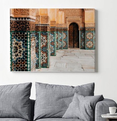kolorowe-ozdobne-kafelki-na-marokanskim-dziedzincu