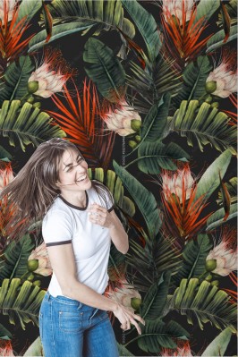 Tapeta Kwiatowy wzór z tropikalnych kwiatów i liści na ciemnym tle