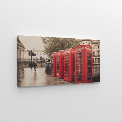 Obraz na płótnie Czerwone budki telefoniczne w stylu vintage na deszczowej ulicy w Londynie