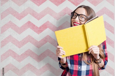 Tapeta Faliste różowe grube linie na białym tle