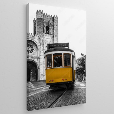 Obrazy do salonu Czarno-białe zdjęcie z kolorowym tramwajem