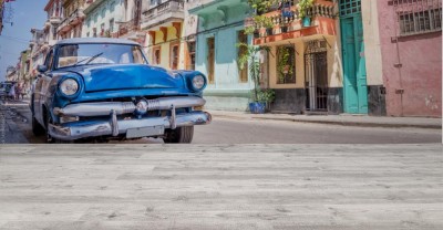 Fototapeta Klasyczny amerykański samochód w kolorowej Hawańskiej uliczce na Kubie