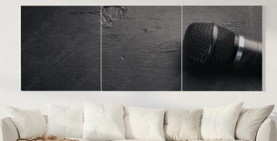 Obraz na płótnie Mikrofon na drewnianym czarnym stole