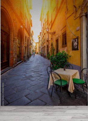 Fototapeta Kawiarenka przy Wąskiej uliczce w Lucca we Włoszech