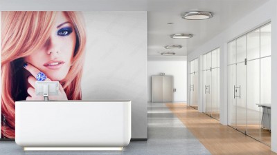 Fototapeta Piękna kobieta z długimi czerwonymi włosami z niebieskim makijażem