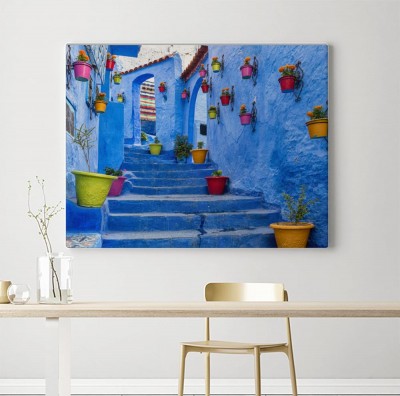 Obrazy do salonu Niebieskie schody i ściany ozdobione kolorowymi doniczkami