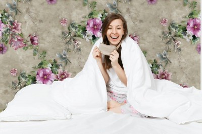 Tapeta różowe kwiaty na betonie