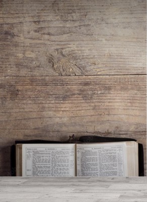 Fototapeta Biblia na drewnianym biurku