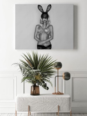 Obraz na płótnie Piękna, seksowna, naga kobieta w Halloween, kostium króliczka wielkanocnego i czarna maska koronki, stojąc na białym tle