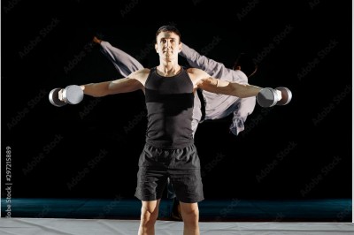 Fototapeta Portret mistrza sztuk walki na czarnym tle