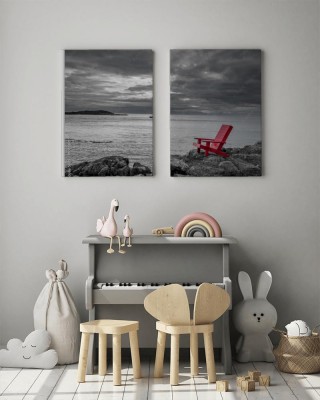 Obrazy do salonu Czerwone krzesło kontrastujące z czarno-białym tłem oceanu