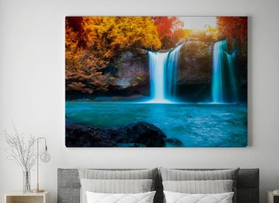 Obraz na płótnie Niesamowity kolorowy wodospad w jesiennym lesie i błękicie wody
