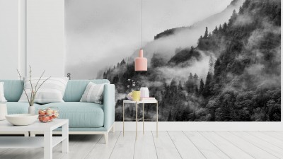 Fototapeta z czarno białym wzorem górskiego lasu iglastego spowitego mgłą