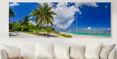 Obraz na płótnie Biała piaszczysta plaża, z płytką wodą i palmami