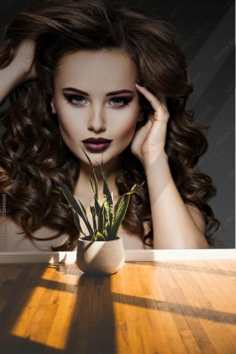 Fototapeta Piękna młoda kobieta z długimi włosami