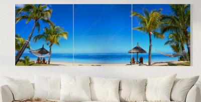 Obraz na płótnie Panorama tropikalnej plaży z krzesłami i parasolami