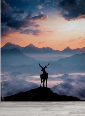 Fototapeta Jeleń na szczycie góry o zachodzie słońca